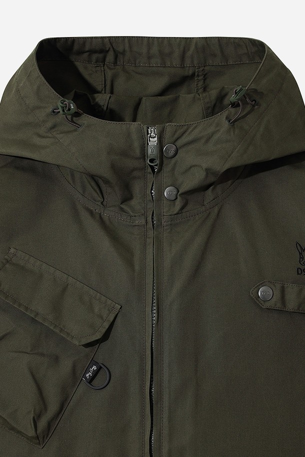 유니) 필드 재킷(KHAKI)은 밀리터리, 캐주얼 스타일을 아우르는 유니섹스 디자인의 필드 재킷입니다. 봄, 가을에 적합하며, 일상 및 아웃도어 활동에 모두 활용할 수 있습니다. 카키 컬러의 무지 디자인에 레귤러 핏으로, 버튼 여밈 방식과 중간 두께감으로 제작되었습니다. 뻣뻣한 면 소재로 제작되었으며, 넉넉한 수납을 위한 포켓과 후드가 디자인되어 실용성을 더했습니다. 출근룩, 캐주얼, 클래식, 워크웨어 스타일을 즐겨 입는 분들께 추천합니다.
