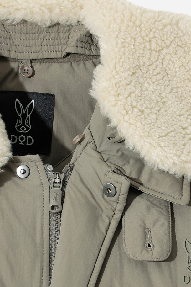 남성용 코나 하이웜 D7 플리스 카라 다운 재킷 (다크 베이지)는 겨울철 일상 및 스포츠 활동에 적합한 오버핏 다운 자켓입니다. 부드러운 플리스 소재와 두꺼운 두께감으로 뛰어난 보온성을 제공하며, 가볍게 제작되어 활동성을 높였습니다. 스포티하면서도 캐주얼한 스타일을 연출하며, 여행룩과 캠핑룩에 활용하기 좋습니다. 집업 여밈 방식에 카라 디자인을 더해 미니멀한 무드를 더했습니다. 긴 소매 기장의 무지 디자인으로 어떤 스타일에도 쉽게 매치할 수 있습니다.
