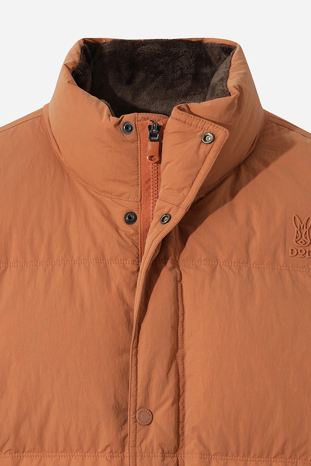 남성용 어베인 D7 다운 재킷(D.ORANGE)은 겨울철 추위를 효과적으로 막아주는 방풍 및 보온 기능을 갖춘 숏패딩입니다. 부드러운 촉감의 나일론 소재와 레귤러핏으로 제작되어 편안한 착용감을 선사하며, 일상 및 스포츠 활동 모두에 적합합니다. 스포티하면서도 캐주얼한 스타일을 연출하며, 후드 디자인과 집업 여밈 방식으로 실용성을 더했습니다. 선명한 오렌지 컬러와 무지 패턴으로 어떤 옷에도 쉽게 매치할 수 있어 활용도가 높습니다. 긴 소매 기장의 두꺼운 다운 재킷으로, 한겨울에도 따뜻하게 몸을 보호해줍니다.
