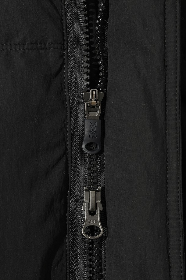 남성) 어베인 D7 다운 재킷(BLACK)은 일상과 스포츠 활동 모두에 적합한 남성용 다운 재킷입니다. 블랙 컬러의 무지 디자인으로 미니멀하고 스포티한 스타일을 연출하며, 겨울철 보온과 방풍 기능을 제공합니다. 레귤러 핏에 숏패딩 기장으로 활동성을 높였으며, 하이넥과 퀼팅 디테일이 특징입니다. 잦은 출근과 여행룩에 활용하기 좋으며, 부드러운 나일론 소재와 긴 소매 기장으로 편안한 착용감을 선사합니다.
