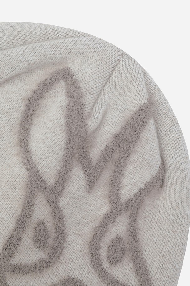 아이보리 & 다크 컬러의 램스울 자가드 비니입니다. 부드러운 촉감과 두꺼운 두께로 가을, 겨울철 보온성을 책임집니다. 캐주얼, 미니멀, 클래식 스타일의 옷차림에 잘 어울리며, 출근룩이나 데이트룩에 포인트를 더할 수 있습니다. 램스울 소재 특유의 고급스러움과 자가드 패턴의 은은한 멋을 느껴보세요. 일반적인 모자 깊이로 편안하게 착용 가능합니다.
