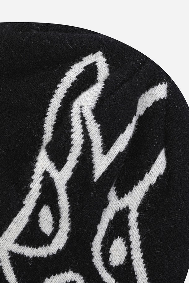 블랙 컬러의 램스울 자카드 비니입니다. 부드러운 촉감과 두꺼운 두께로 가을, 겨울철 보온성을 높여줍니다. 자카드 패턴 디자인이 돋보이며, 일반적인 깊이로 제작되어 편안하게 착용할 수 있습니다. 클래식, 미니멀, 캐주얼 스타일 모두 소화 가능하며, 출근룩과 산책룩에 잘 어울립니다.
