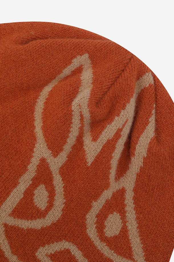 부드러운 램스울 소재의 램스울 자가드 비니(D.ORANGE)입니다. 남녀 모두 착용 가능하며, 가을과 겨울에 따뜻하게 착용할 수 있습니다. 톤 다운된 오렌지 색상으로 캐주얼, 미니멀, 클래식 스타일의 출근룩에 포인트를 더합니다. 자가드 패턴과 로고 디자인 장식이 은은한 멋을 더하며, 두꺼운 두께감으로 보온성을 높였습니다. 일반적인 모자 깊이로 편안하게 착용할 수 있습니다.
