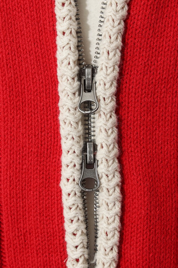 유니) 키노코빌리지 가디건(RED)은 캐주얼하고 미니멀한 스타일을 연출하기 좋은 유니섹스 가디건입니다. 부드러운 니트 소재로 제작되어 편안한 착용감을 선사하며, 봄, 가을에 활용하기 좋습니다. 레귤러 핏에 긴 소매 기장으로 제작되었으며, 레드 컬러와 레터링 디자인이 돋보입니다. 집업 디테일을 더해 활동성을 높였으며, 데일리룩에 포인트 아이템으로 활용하기 좋습니다. 중간 두께감으로 간절기 시즌에 유용하게 착용할 수 있습니다.
