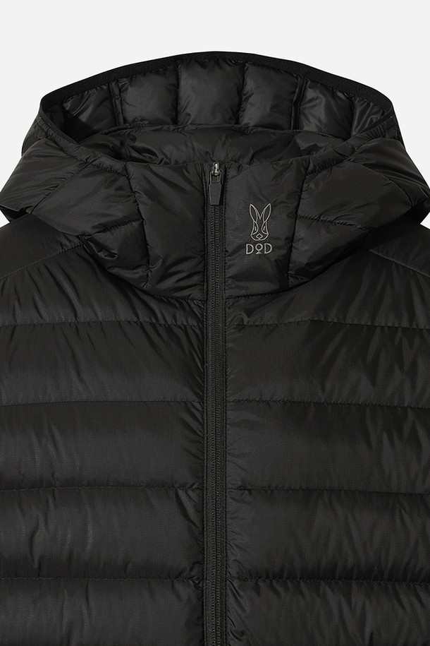 남성용 보일러 후드 경량 다운 재킷(블랙)은 겨울철 추위를 효과적으로 막아주는 아우터입니다. 일상생활과 스포츠 활동 모두에 적합하며, 스포티하고 캐주얼한 스타일을 연출합니다. 가볍고 부드러운 나일론 소재를 사용하여 편안한 착용감을 제공하며, 보온성이 뛰어나 겨울철 등산룩이나 캠핑룩으로 활용하기 좋습니다. 레귤러핏 디자인과 집업 여밈 방식으로 활동성을 높였으며, 무지 패턴의 블랙 컬러로 미니멀한 스타일을 완성합니다. 후드가 있어 더욱 따뜻하게 착용할 수 있습니다.
