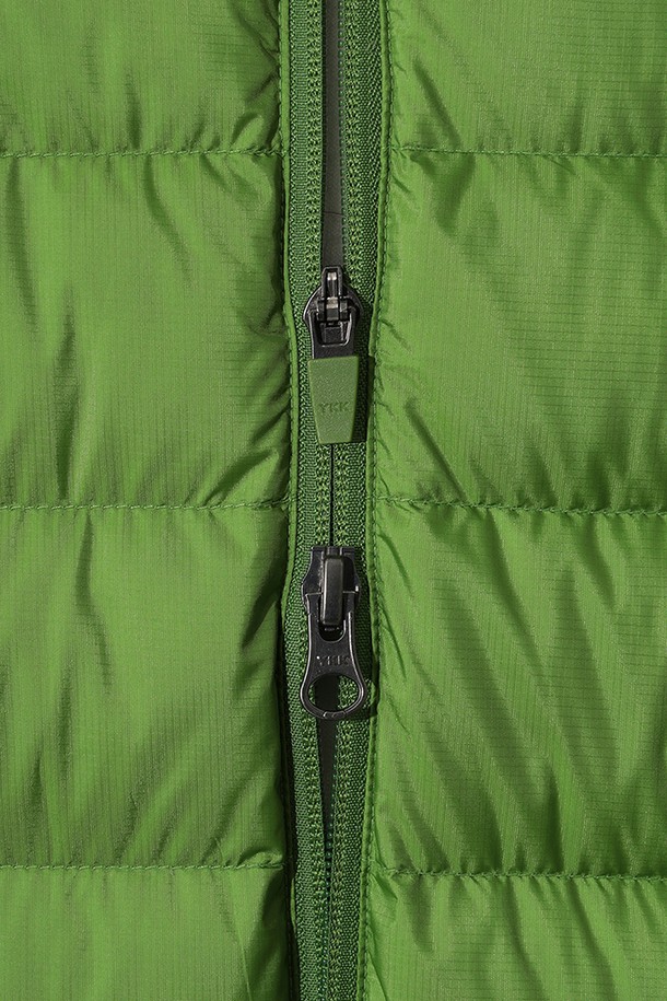 남성용 보일러 후드 경량 다운 재킷(GREEN)입니다. 가볍고 부드러운 나일론 소재로 제작되어 편안한 착용감을 선사합니다. 겨울철 일상 및 스포츠 활동에 적합하며, 스포티하고 캐주얼한 스타일을 연출합니다. 무지 디자인에 크롭 기장과 집업 여밈 방식, 레귤러 핏으로 제작되었습니다. 가볍고 따뜻한 보온 기능을 제공하는 경량 패딩 재킷입니다.
