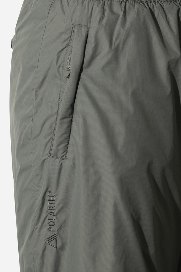 유니) 레귤러핏 패딩 팬츠는 차콜 그레이 색상의 유니섹스 패딩 바지입니다. 겨울철 스포츠 활동이나 일상복으로 활용하기 좋으며, 레귤러핏으로 편안한 착용감을 제공합니다. 나일론과 폴리에스터 혼방 소재로 제작되어 보온성이 뛰어나고, 밴딩 처리로 활동성을 높였습니다. 무지 디자인으로 다양한 스타일 연출이 용이하며, 두꺼운 두께감으로 따뜻하게 착용할 수 있습니다. 스포티, 캐주얼, 미니멀 스타일을 즐겨 입는 고객에게 추천합니다.
