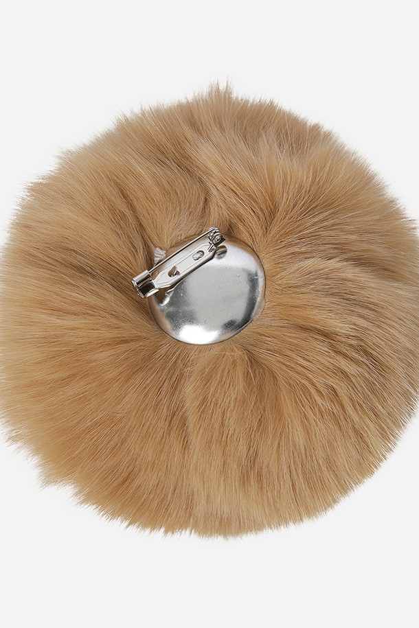 따뜻함이 느껴지는 '코지' 방울 비니(D.ORANGE)입니다. 오렌지, 베이지 색상으로 출시되어 캐주얼, 미니멀, 클래식 스타일을 즐겨 입는 분들께 추천합니다. 부드러운 니트와 울 소재 혼방으로 제작되었으며, 두꺼운 두께감과 깊은 모자 깊이로 포근한 착용감을 선사합니다. 스트라이프 패턴과 방울, 퍼폼폼 장식이 귀여운 포인트를 더하며, 산책룩에 매치하기 좋습니다. 리브드 디테일이 돋보이는 이 비니는 가을, 겨울철 스타일을 완성하는 데 필수적인 아이템입니다.
