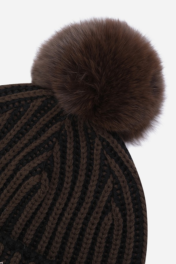 코지 방울 비니(BLACK)는 가을, 겨울 시즌에 따뜻하게 착용할 수 있는 모자입니다. 부드러운 니트와 울 소재로 제작되어 포근한 촉감을 선사하며, 깊은 모자 깊이로 안정감 있는 착용감을 제공합니다. 블랙과 브라운 색상으로 출시되어 다양한 스타일에 매치하기 용이하며, 골지 패턴과 방울 디테일이 돋보입니다. 캐주얼, 클래식, 미니멀 스타일 모두 소화 가능하며, 산책룩과 캠핑룩에 잘 어울립니다.
