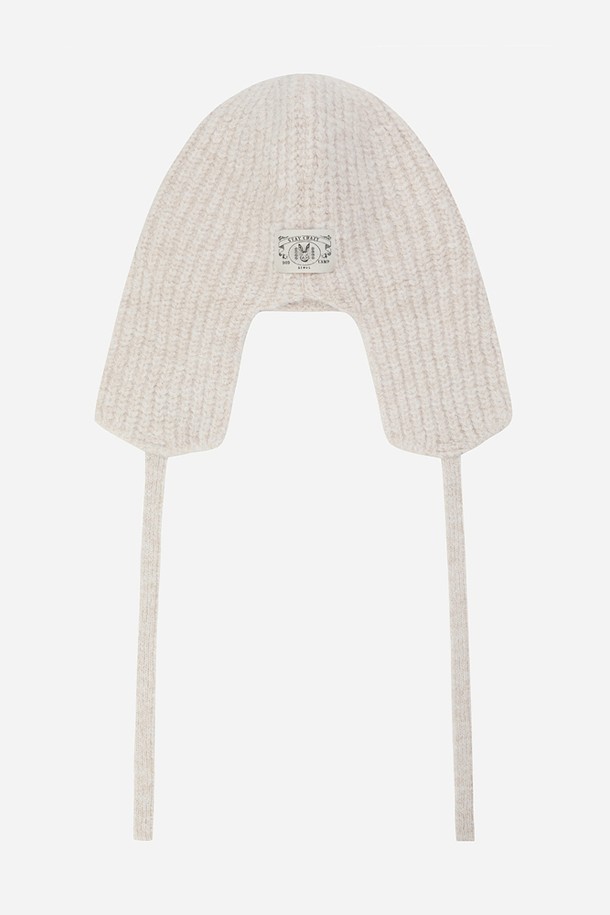 아이보리 색상의 코지 울 이어 플랩 비니입니다. 깊은 모자 깊이와 부드러운 촉감, 두꺼운 두께로 겨울철 방한에 탁월합니다. 무지 디자인에 귀덮개가 달려 있어 클래식, 미니멀, 캐주얼 스타일 모두 소화 가능합니다. 울 소재로 제작되어 보온성이 뛰어나며, 일상생활에서 따뜻하게 착용할 수 있습니다.
