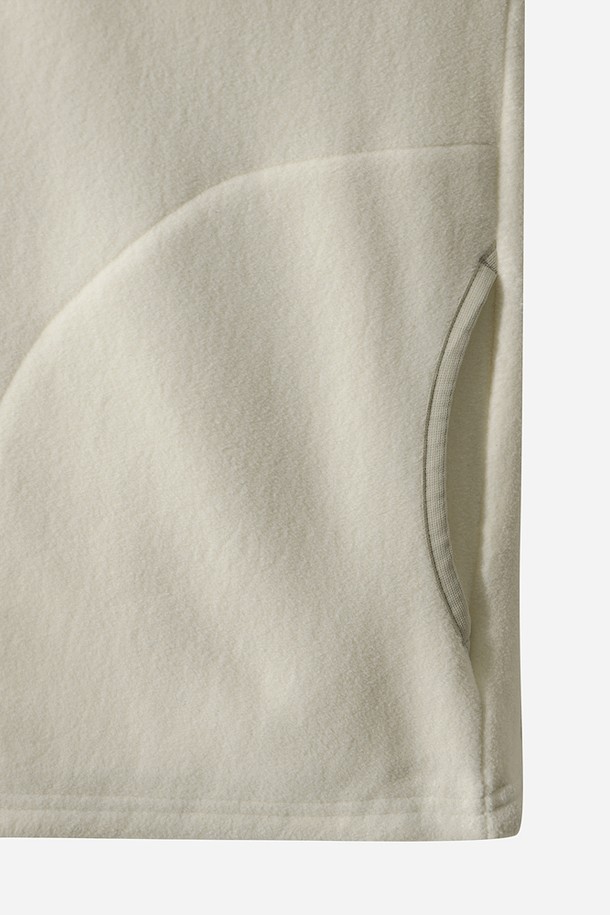 따뜻함이 감도는 여성용 히트레스트 플리스 집업 후드 아노락(IVORY)입니다. 부드러운 플리스 소재로 제작되어 포근한 착용감을 선사하며, 가을과 겨울철에 적합합니다. 루즈핏 크롭 기장으로 캐주얼하고 스포티한 스타일을 연출하며, 집업과 후드 디자인으로 실용성을 더했습니다. 무지 아이보리 컬러로 어떤 옷에도 쉽게 매치할 수 있으며, 일상, 산책, 여행 등 다양한 TPO에 활용할 수 있습니다. 보온 기능을 갖춘 두꺼운 두께감으로 따뜻하게 몸을 감싸줍니다.
