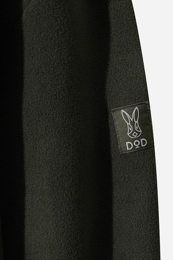 유니) 히트레스트 플리스 베이직 아노락(D.CHARCOAL GREY)은 다크차콜그레이 색상의 플리스 소재 아노락입니다. 남녀 공용으로 착용 가능하며, 일상과 스포츠 활동 모두에 적합합니다. 가을, 겨울 시즌에 어울리는 두꺼운 두께감과 부드러운 촉감, 긴 소매 기장이 특징입니다. 보온성을 높여주는 기능성 의류로, 스포티하고 미니멀한 스타일을 연출하기 좋습니다. 등산룩, 캠핑룩으로 활용하기에 적합합니다.
