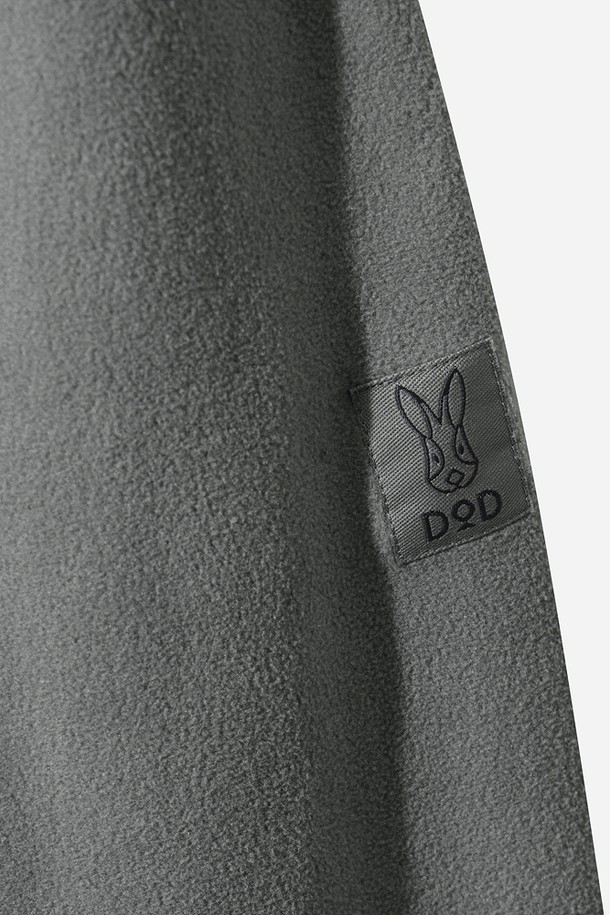 유니) 히트레스트 플리스 베이직 아노락(GREY)은 부드러운 촉감의 플리스 소재로 제작되어, 가을과 겨울에 따뜻하게 착용할 수 있는 두꺼운 아노락입니다. 그레이 컬러의 무지 디자인으로 스포티, 캐주얼, 미니멀 스타일을 연출하기 좋으며, 일상 및 스포츠 활동, 특히 산책룩이나 캠핑룩에 잘 어울립니다. 하프 집업과 스탠드 칼라 디자인, 레귤러핏으로 편안함을 더했으며, 긴 소매와 보온 기능으로 쌀쌀한 날씨에도 쾌적하게 활동할 수 있습니다.
