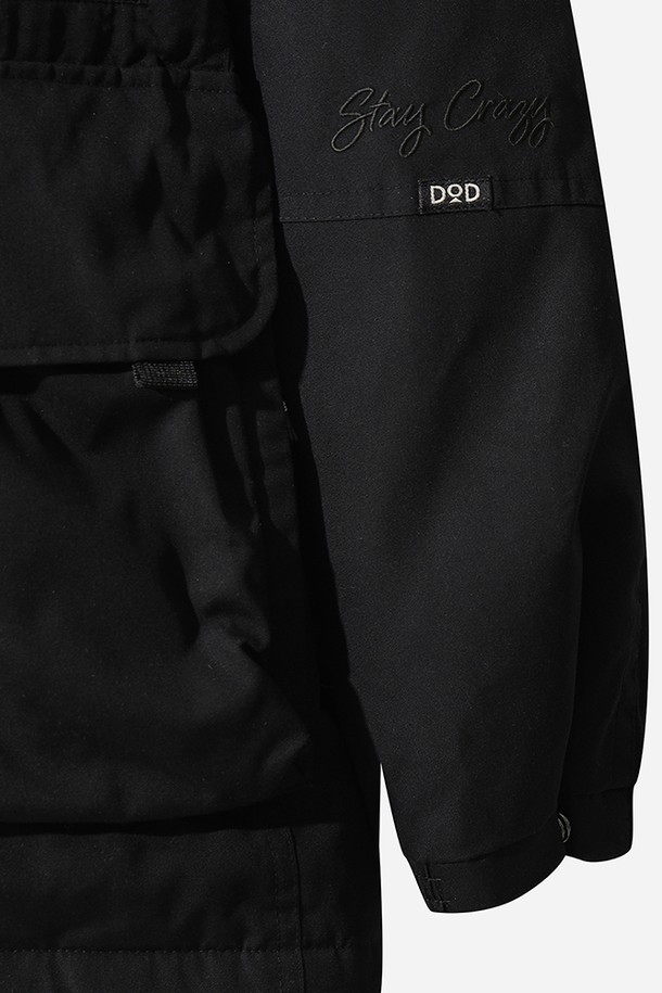 유니) 필드 다운 재킷(BLACK)은 일상과 캐주얼 스타일을 아우르는 남녀 공용 다운 자켓입니다. 겨울철 추위를 효과적으로 막아주는 두꺼운 두께감과 부드러운 촉감의 나일론 소재로 제작되었습니다. 후드, 포켓 디테일이 더해져 실용성을 높였으며, 집업 스타일로 간편하게 착용할 수 있습니다. 캠핑룩, 등산룩, 캐주얼, 미니멀, 고프코어 스타일을 즐겨 입는 분들께 추천합니다. 블랙 색상의 무지 디자인으로 어떤 옷에도 쉽게 매치할 수 있어 활용도가 높습니다.
