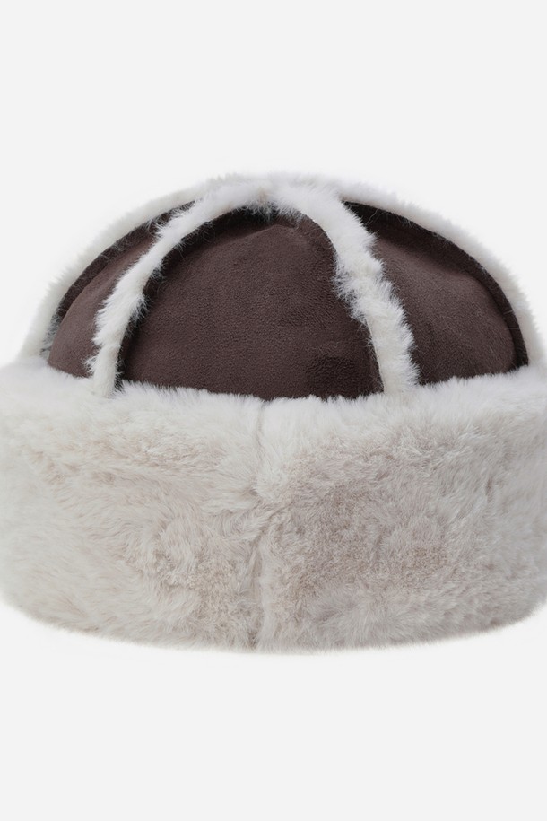 부드러운 스웨이드 소재의 브라운 컬러 돔햇입니다. 깊은 모자 깊이와 중간 챙 넓이로 안정적인 착용감을 선사하며, 무지 디자인으로 어떤 스타일에도 잘 어울립니다. 가을, 겨울철 출근룩과 모임룩에 클래식, 미니멀, 캐주얼 스타일을 더하여 세련된 분위기를 연출해보세요. 돔형 크라운 디테일이 특징이며, 부드러운 촉감으로 편안하게 착용할 수 있습니다.
