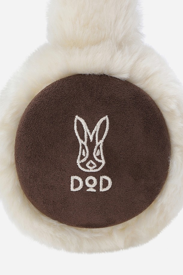 코지 스웨이드 이어워머(BROWN)는 겨울철 여성의 귀를 따뜻하게 보호해주는 이어워머입니다. 부드러운 스웨이드 소재로 제작되어 뛰어난 촉감을 제공하며, 무지 디자인과 두꺼운 두께로 보온성을 높였습니다. 클래식, 미니멀, 캐주얼 스타일의 옷차림에 잘 어울리며, 산책룩에 포인트를 더할 수 있습니다. 브라운 컬러는 어떤 스타일에도 매치하기 쉬워 데일리 아이템으로 활용하기 좋습니다.
