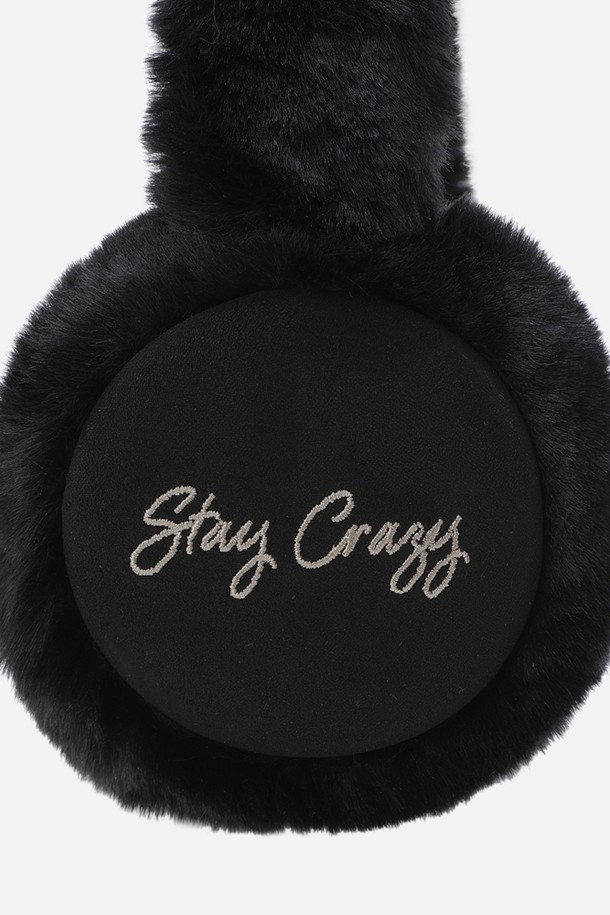 코지 스웨이드 이어워머(BLACK)는 부드러운 스웨이드 소재와 따뜻한 퍼 장식이 돋보이는 방한용 귀덮개입니다. 가을, 겨울철 추운 날씨에 보온성을 제공하며 일상 및 출근룩에 클래식, 미니멀, 캐주얼 스타일을 더해줍니다. 블랙 컬러의 무지 디자인으로 어떤 스타일에도 쉽게 매치할 수 있으며, 부드러운 촉감으로 편안한 착용감을 선사합니다. 두꺼운 두께감으로 뛰어난 보온 기능을 갖춘, 실용적이고 스타일리시한 아이템입니다.
