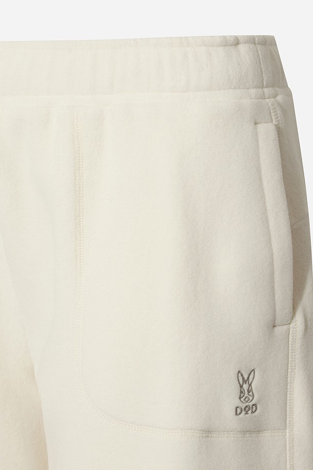 유니) 히트레스트 플리스 레귤러핏 팬츠(IVORY)는 부드러운 촉감의 플리스 소재로 제작되어 가을, 겨울철 따뜻함을 선사하는 유니섹스 긴바지입니다. 아이보리 색상의 무지 디자인으로 스포티, 캐주얼, 미니멀 스타일을 연출하기 좋으며, 레귤러핏으로 편안한 착용감을 제공합니다. 밴딩 처리와 히트레스트 기능성으로 보온성을 높여 집콕룩, 산책룩, 캠핑룩 등 다양한 TPO에 활용 가능합니다. 두꺼운 두께감으로 포근함을 더하며, 일상에서 편안하게 즐겨 입을 수 있는 플리스 팬츠입니다.
