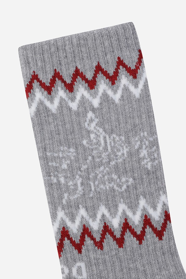 코위찬 크루삭스(L.GREY)는 일상에서 편안하게 착용하기 좋은 남녀 공용 양말입니다. 라이트 그레이 컬러의 면 소재로 제작되어 부드러운 착용감을 선사하며, 봄, 가을, 겨울 계절에 적합합니다. 두꺼운 두께감으로 보온성을 높여 추운 날씨에도 따뜻하게 발을 보호합니다. 캐주얼, 미니멀, 클래식 스타일의 의상에 두루 잘 어울리는 패턴 디자인의 크루삭스입니다.
