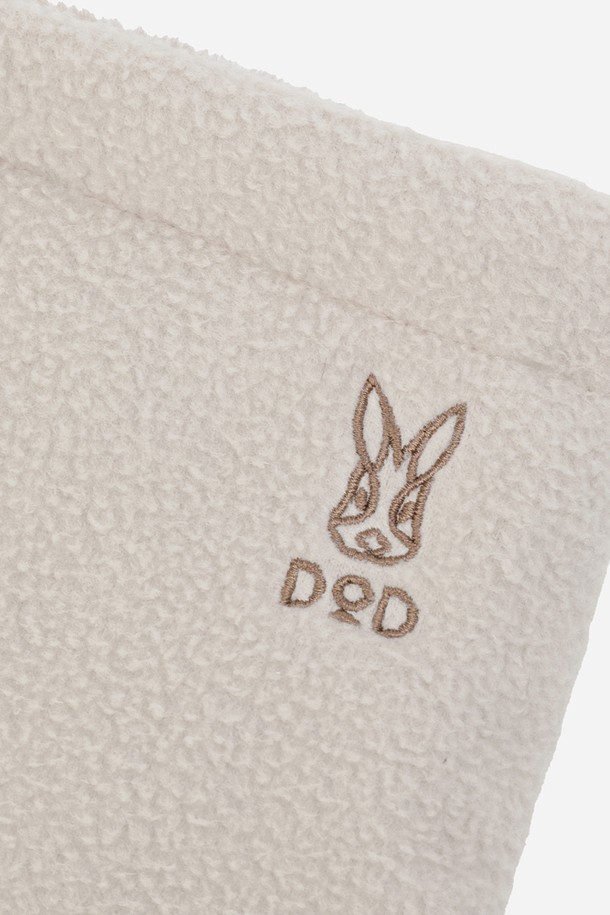 히트레스트 넥 워머(TAN)는 가을, 겨울철 추위를 막아주는 보온 및 방한 기능을 가진 넥워머입니다. 탄(TAN) 컬러의 무지 디자인으로, 캐주얼, 미니멀, 고프코어 스타일과 잘 어울립니다. 부드러운 플리스 소재와 폴리에스테르 소재를 사용하여 촉감이 좋고 두꺼워 따뜻함을 제공합니다. 일상생활뿐만 아니라 산책룩, 캠핑룩 등 다양한 TPO에 활용 가능하며, 양면 착용이 가능한 실용적인 아이템입니다. 목 부분을 따뜻하게 감싸주어 추운 날씨에도 쾌적함을 유지시켜줍니다.
