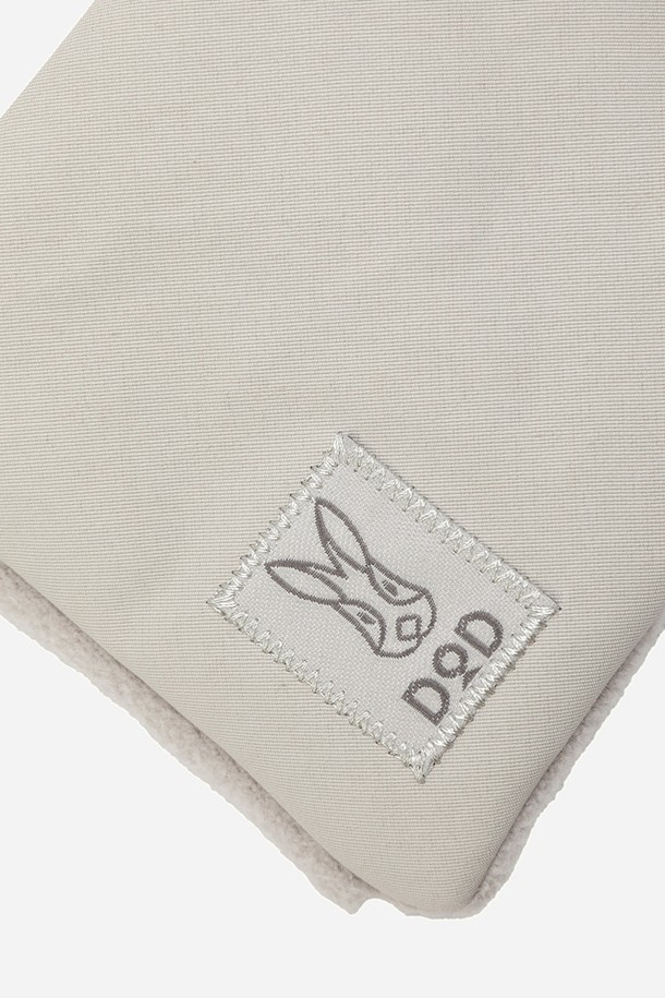 코나 **패딩** 머플러(IVORY DARK)는 부드러운 촉감과 뛰어난 보온성을 제공하는 겨울철 필수 아이템입니다. 아이보리, 다크 컬러로 출시되어 어떤 스타일에도 매치하기 용이하며, 캐주얼, 미니멀, 클래식 스타일을 즐겨 입는 분들께 추천합니다. 출근룩, 모임룩 등 다양한 TPO에 활용 가능하며, 무지 디자인으로 유행을 타지 않고 오래도록 착용할 수 있습니다. 두꺼운 두께감으로 추운 겨울에도 따뜻하게 몸을 보호해 줍니다. 
