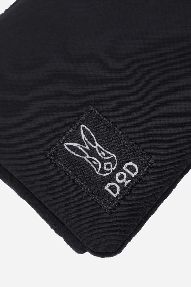 코나 패딩 머플러(BLACK)는 추운 겨울철, 따뜻함과 스타일을 동시에 잡을 수 있는 머플러입니다. 부드러운 촉감의 폴리에스테르 소재와 패딩 충전재를 사용하여 보온성을 극대화하여 제작되었습니다. 무지 블랙 컬러로 어떤 스타일에도 쉽게 매치할 수 있으며, 캐주얼, 미니멀, 클래식 등 다양한 스타일을 연출할 수 있습니다. 출근룩이나 여행룩에 활용하여 따뜻하고 편안한 겨울을 보내세요.
