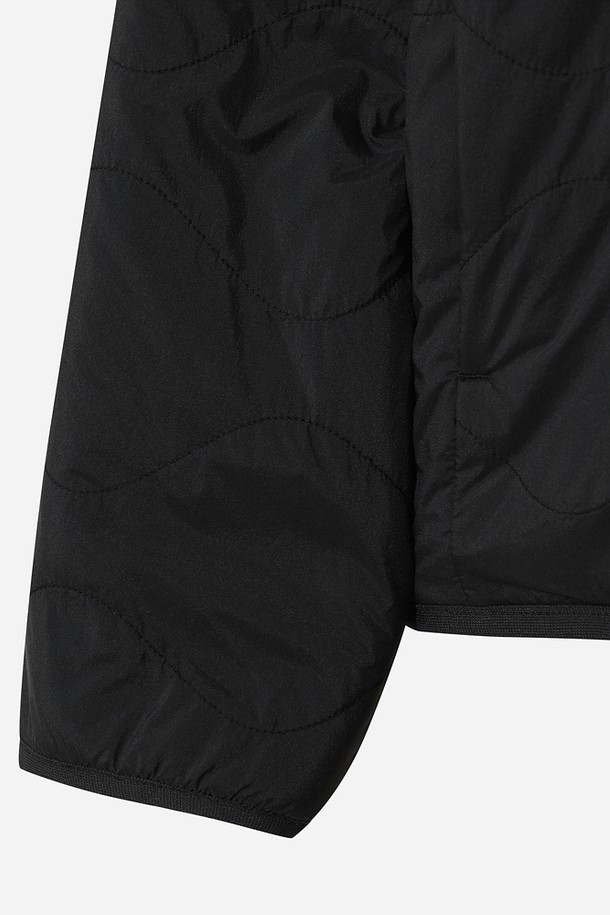 여성용 리버웨이브 리버시블 퀼팅 재킷(BLACK)입니다. 캐주얼하고 베이직한 스타일로, 가을과 겨울에 따뜻하게 착용하기 좋은 두꺼운 두께감의 퀼팅 재킷입니다. 나일론 소재로 제작되어 부드러운 촉감을 선사하며, 양면 착용이 가능하여 다양한 스타일 연출이 가능합니다. 레귤러핏으로 편안하게 착용할 수 있으며, 집업 여밈 방식과 긴 소매 기장으로 활동성을 높였습니다. 일상에서 데일리하게 활용하기 좋은 아이템입니다.
