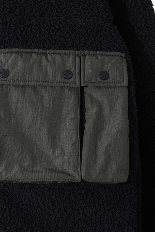 유니) 바크 플리스 유틸리티 재킷(네이비)은 부드러운 플리스 소재로 제작되어 따뜻함과 편안함을 동시에 선사하는 유니섹스 아우터입니다. 가을과 겨울, 일상 및 아웃도어 활동에 적합하며, 레귤러핏과 크롭 기장으로 스포티하면서도 캐주얼한 스타일을 연출합니다. 톤온톤 무지의 네이비 컬러에 집업 여밈 방식과 포켓 디테일이 더해져 실용성을 높였습니다. 넉넉한 두께감과 긴 소매 기장으로 추운 날씨에도 든든하게 착용할 수 있습니다.
