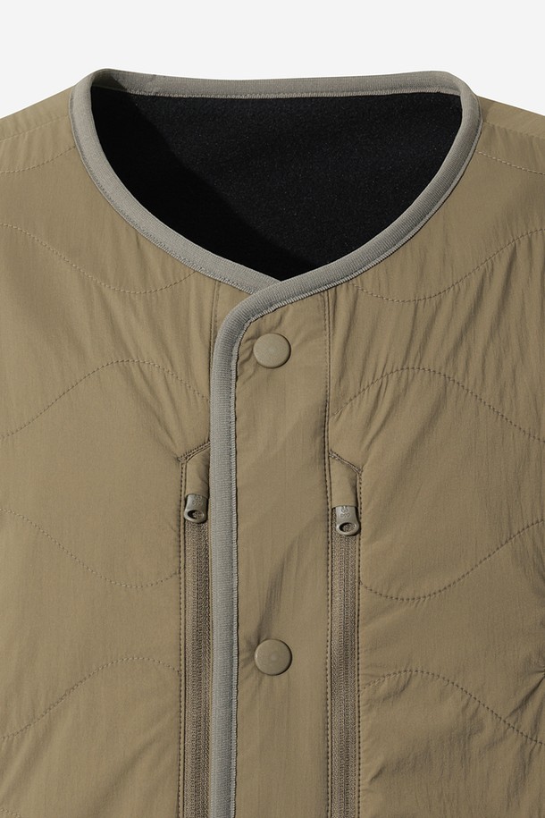 남성용 리버웨이브 리버시블 퀼팅 베스트(다크 베이지)는 가을과 겨울, 두 계절 모두 활용 가능한 남성 베스트입니다. 
겉감은 무지 디자인, 안감은 다른 디자인으로 제작되어 하나의 제품으로 두 가지 스타일을 연출할 수 있습니다. 
집업 스타일의 레귤러핏으로 제작되었으며, 넉넉한 두께감과 퀼팅 디자인으로 보온성을 더했습니다. 
캐주얼, 미니멀, 클래식 스타일을 즐겨 입는 분들께 추천하며, 출근룩이나 캠핑룩 등 다양한 TPO에 활용 가능합니다. 
나일론 소재로 제작되어 가볍고 편안한 착용감을 제공하며, 실용적인 포켓 디테일이 돋보입니다.
