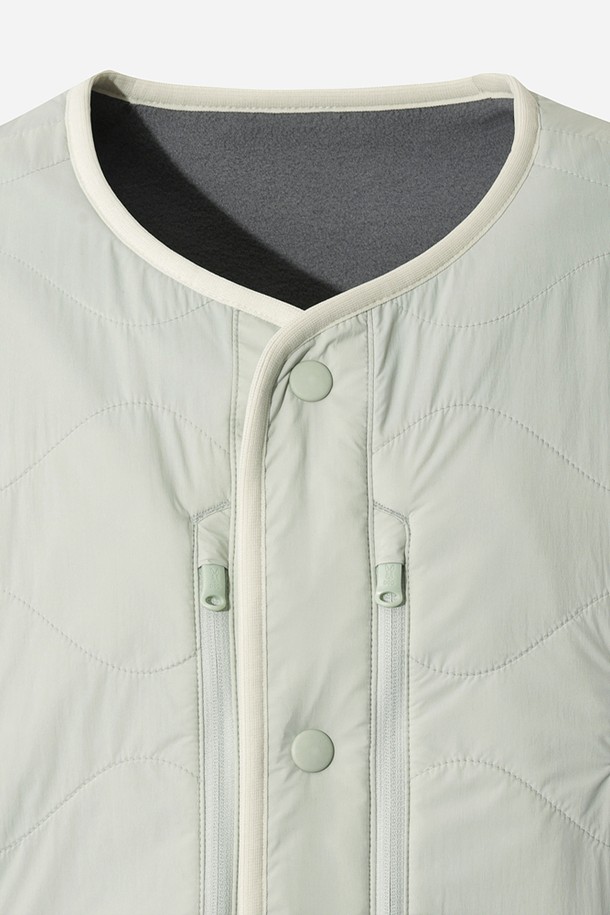 남성용 리버웨이브 리버시블 퀼팅 베스트(L.MINT)입니다. 봄, 가을 간절기에 활용하기 좋은 두께감의 양면 착용 가능한 베이직 스타일 베스트입니다. 라이트 민트 컬러의 퀼팅 디자인은 캐주얼하면서도 미니멀한 무드를 연출합니다. 레귤러핏으로 제작되어 편안한 착용감을 제공하며, 여행룩에 매치하기 좋습니다. 버튼 여밈 방식과 민소매 디자인으로 활동성을 더했습니다.
