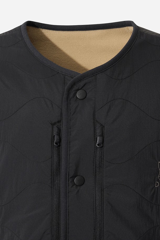 남성용 리버웨이브 리버시블 퀼팅 베스트(BLACK)입니다. 블랙 컬러에 퀼팅 패턴으로 캐주얼하고 베이직한 스타일을 연출합니다. 안감과 겉감의 색상이 다른 리버시블 디자인으로, 다양한 스타일을 연출할 수 있습니다. 두께감 있는 나일론 소재로 제작되어 가을, 겨울철에도 따뜻하게 착용 가능하며, 레귤러핏과 버튼 여밈 방식으로 편안한 착용감을 제공합니다. 출근룩, 캠핑룩 등 다양한 TPO에 활용 가능하며, 미니멀, 클래식 스타일을 선호하는 남성분들께 추천합니다.
