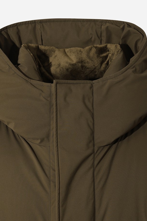 유니) 가마보코 쉘터 구스 다운 재킷 (BROWN)은 일상과 캠핑 모두에 적합한 유니섹스 방수 구스다운 재킷입니다. 브라운 컬러의 무지 디자인으로 캐주얼, 스포티, 미니멀 스타일을 연출할 수 있습니다. 두꺼운 두께감과 부드러운 촉감, 긴 소매 기장이 특징이며, 후드와 집업 여밈 방식으로 제작되었습니다. 뛰어난 보온성과 방풍 기능을 갖춰 겨울철 따뜻하고 편안한 착용감을 제공합니다. 캠핑룩으로 활용하기 좋으며, 오버핏으로 편안한 핏을 선사합니다.
