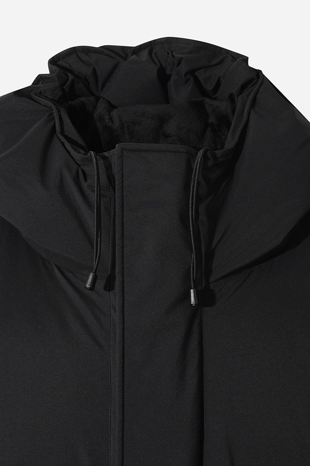 유니) 가마보코 쉘터 구스 다운 재킷 (블랙)은 일상과 캐주얼한 스타일에 잘 어울리는 유니섹스 구스다운 자켓입니다. 두꺼운 두께감으로 보온성을 높였으며, 부드러운 촉감과 긴 소매 기장이 편안한 착용감을 선사합니다. 집업 스타일의 레귤러핏으로, 후드와 포켓 디테일이 있어 실용성을 더했습니다. 겨울철 출근룩과 여행룩에 미니멀하고 베이직한 스타일을 더해줄 아이템입니다. 무지 디자인으로 다양한 룩에 매치하기 용이합니다.
