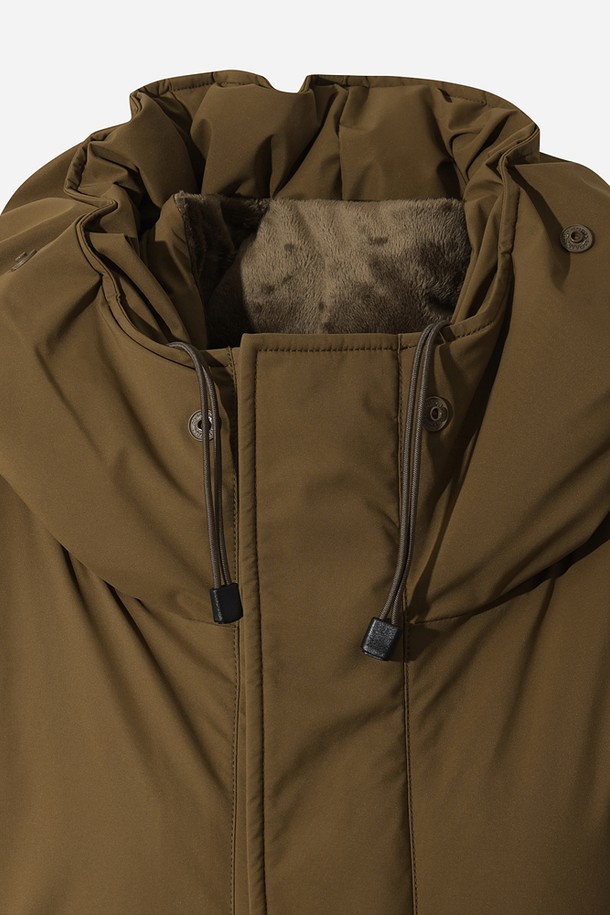 여성용 '가마보코 쉘터' 구스 다운 재킷(라이트브라운)입니다. 부드러운 촉감의 구스 다운 소재로 제작되어 뛰어난 보온성을 제공하며, 겨울철 추위로부터 당신을 따뜻하게 보호해 줍니다. 넉넉한 레귤러 핏과 긴 소매 기장으로 편안한 착용감을 선사하며, 캐주얼한 스타일을 연출하기 좋습니다. 후드와 포켓 디테일이 실용성을 더해주며, 집업 스타일로 간편하게 착용할 수 있습니다. 일상 및 아웃도어 활동 모두에 적합하며, 방수 기능까지 갖춰 활용도가 높습니다.
