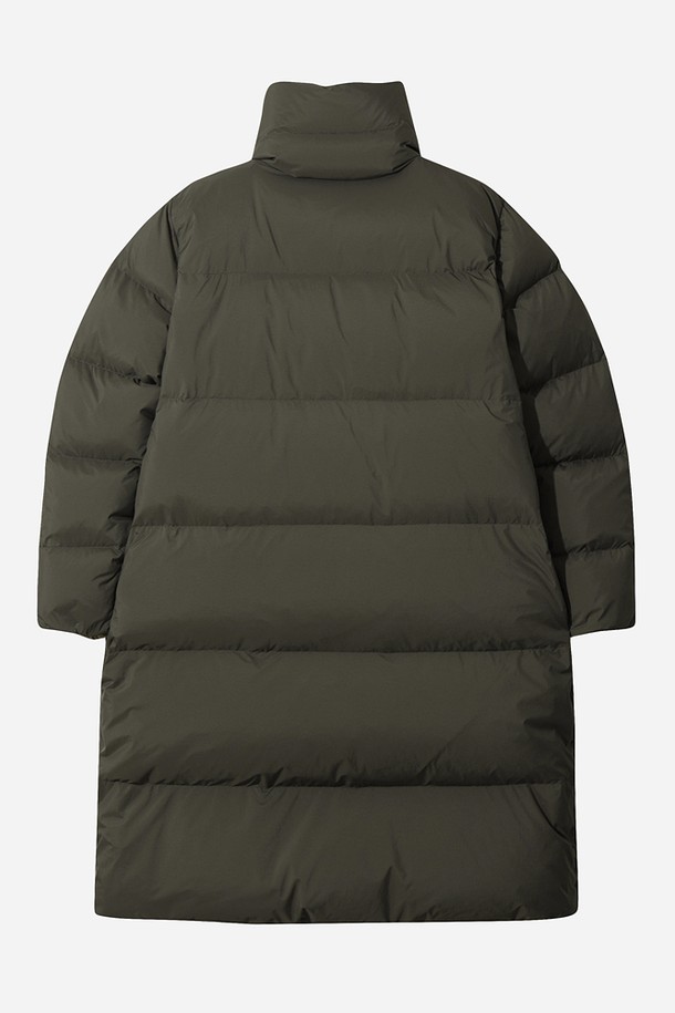 여성용 리버시블 D7 롱다운 재킷(다크차콜 그레이)입니다. 롱 기장의 오버핏 디자인으로, 베이직한 스타일을 연출하며 겨울철 보온과 방풍 기능을 제공합니다. 겉감은 부드러운 나일론 소재이며, 안감은 패딩 처리되어 두꺼운 두께감을 자랑합니다. 출근룩과 여행룩에 모두 활용 가능한 활용도 높은 아이템입니다. 리버시블 디자인으로 다양한 스타일을 연출할 수 있습니다.
