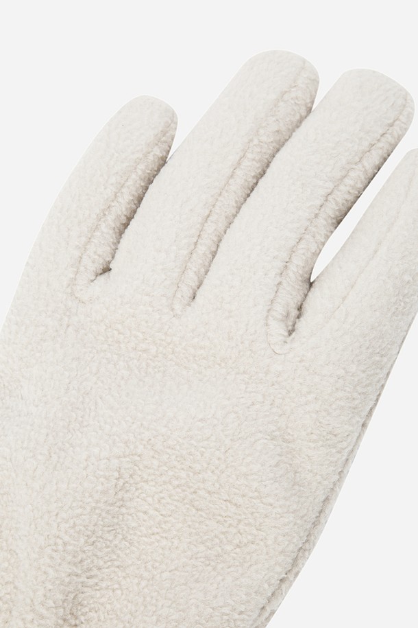 히트레스트 헤비 글러브(TAN)는 겨울철 추위를 막아주는 여성용 방한 장갑입니다. 부드러운 촉감의 폴리에스테르 소재로 제작되었으며, 두꺼운 두께감으로 뛰어난 보온성을 제공합니다. 탄(TAN) 컬러에 캐주얼하고 베이직한 스타일을 연출하며, 로고 자수 디테일로 포인트를 더했습니다. 미니멀한 디자인으로 일상복에 매치하기 좋고, 겨울철 캐주얼룩에 따뜻함을 더해줍니다. 스타일리시하면서도 실용적인 겨울 필수템입니다.
