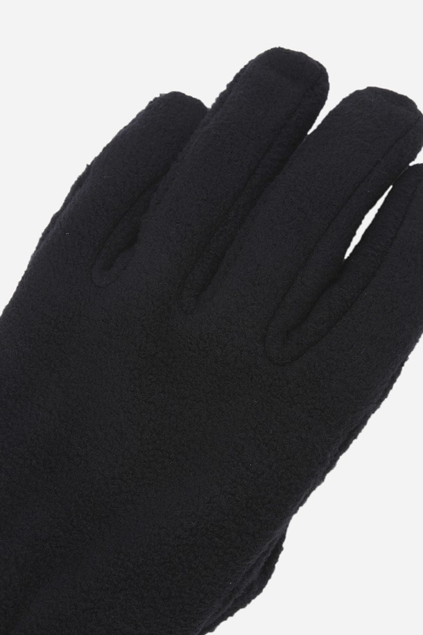 히트레스트 헤비 글러브(BLACK)는 겨울철 추위로부터 손을 보호해 줄 방한용 장갑입니다. 부드러운 촉감의 폴리에스테르 소재로 제작되어 편안한 착용감을 선사합니다. 무지 패턴의 블랙 컬러로, 미니멀, 클래식, 캐주얼 등 다양한 스타일의 출근룩에 매치하기 좋습니다. 두꺼운 두께감으로 보온성을 높여 추운 날씨에도 따뜻하게 손을 유지시켜 줍니다. 일상생활은 물론, 추운 날씨의 야외 활동 시에도 유용하게 사용할 수 있습니다.
