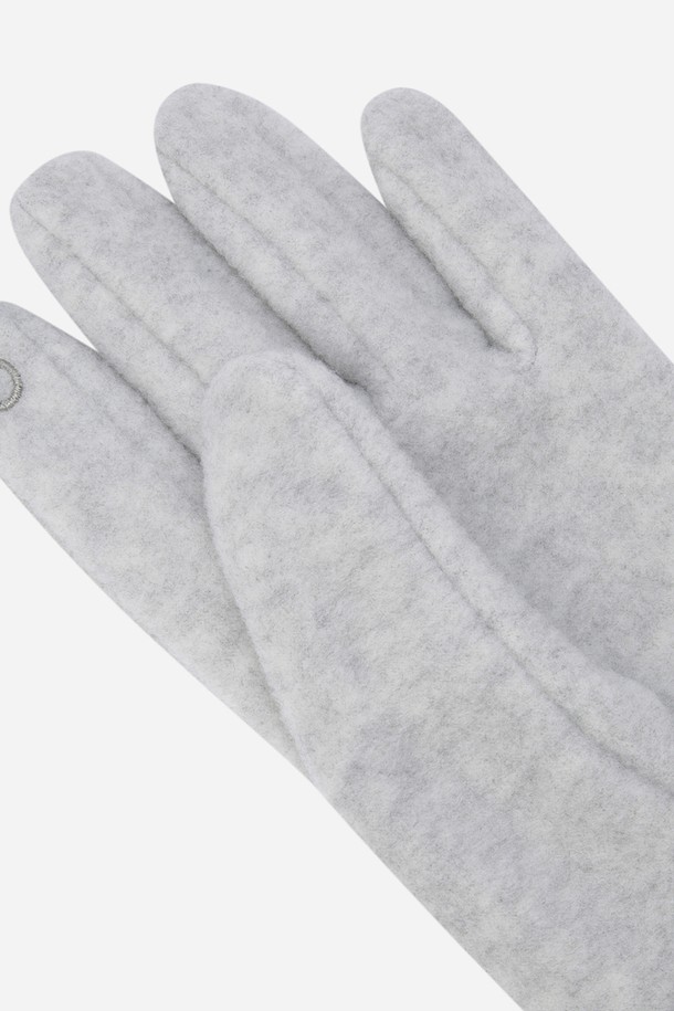 히트레스트 라이트 글러브(L.MELANGE GREY)는 캠핑, 러닝, 하이킹, 사이클 등 다양한 아웃도어 활동에 적합한 장갑입니다. 멜란지 그레이 컬러의 무지 디자인으로 캐주얼, 스포티, 미니멀 스타일을 연출하기 좋습니다. 봄, 가을에 착용하기 좋은 얇은 두께의 폴리에스테르 소재로 제작되어 부드러운 촉감과 가벼운 무게감을 자랑합니다. 뛰어난 보온 및 방풍 기능을 갖춰 쾌적한 착용감을 제공하며, 신축성이 있어 활동성을 높여줍니다. 단독 착용은 물론 이너 장갑으로도 활용 가능하여 실용적입니다.
