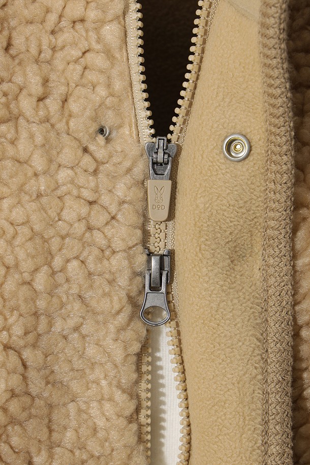 **여성 플리스 후드 집업(TAN)**은 부드러운 촉감의 플리스 소재로 제작되어 가을과 겨울에 따뜻하게 착용하기 좋은 여성용 플리스 자켓입니다. 캐주얼하고 미니멀한 스타일로, 일상생활은 물론 산책룩이나 집콕룩으로 편안하게 연출할 수 있습니다. 후드와 포켓 디테일이 있으며, 크롭 기장과 레귤러핏으로 트렌디한 핏을 연출합니다. 탄(TAN) 컬러의 무지 디자인으로 어떤 옷에도 쉽게 매치할 수 있는 활용도 높은 아이템입니다. 긴 소매와 두꺼운 두께로 보온성을 높였습니다.
