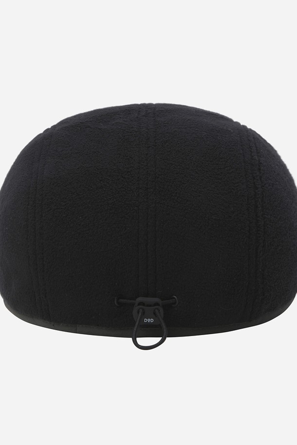 히트레스트 캠프캡(BLACK)은 일상, 여행룩, 산책룩에 모두 잘 어울리는 모자입니다. 부드러운 면 소재로 제작되어 봄, 여름, 가을 계절에 착용하기 좋습니다. 블랙 색상의 무지 디자인으로 미니멀, 캐주얼, 시티보이 스타일을 연출하기 용이합니다. 일반적인 모자 깊이와 챙 넓이로 편안한 착용감을 제공하며, 로고 장식으로 포인트를 더했습니다. 뒤쪽의 조절끈으로 사이즈를 조절할 수 있습니다.
