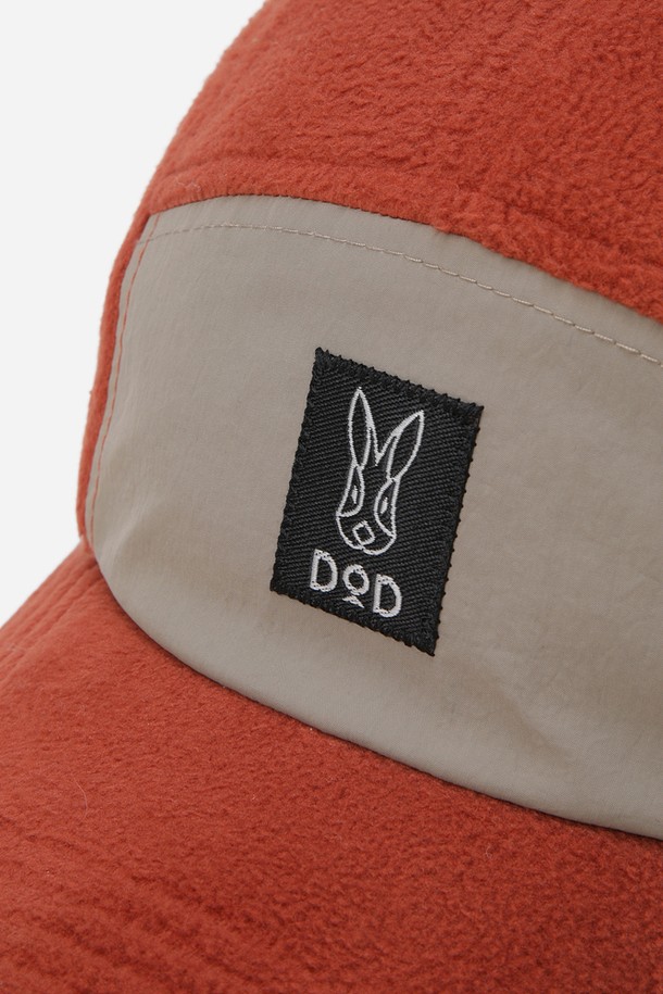 히트레스트 캠프캡(D.ORANGE)은 부드러운 면 소재로 제작되어 편안한 착용감을 선사합니다. 오렌지 컬러의 무지 디자인에 로고 패치가 포인트로 더해져 캐주얼, 미니멀, 스포티한 스타일을 연출하기 좋습니다. 통기성이 뛰어나 봄, 여름, 가을 계절에 쾌적하게 착용 가능하며, 일상과 아웃도어 활동 모두에 활용하기 좋습니다. 특히, 봄 소풍룩에 매치하여 세련된 스타일을 완성해 보세요. 캠프캡 특유의 일반적인 모자 깊이와 챙 넓이로 안정적인 핏을 제공합니다.
