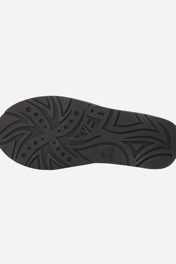 플러프 하이웜 부츠(BROWN)는 여성용 신발로, 겨울철 일상에서 따뜻함과 스타일을 동시에 만족시키는 제품입니다. 부드러운 플리스 소재와 안감의 퍼(fur)가 뛰어난 보온성을 제공하며, 라운드 앞코와 플랫 굽 디자인으로 편안한 착용감을 선사합니다. 앵클 탑라인과 오픈형 디자인은 캐주얼, 미니멀, 클래식 스타일의 집콕룩, 산책룩, 여행룩에 모두 잘 어울립니다. 브라운 컬러와 무지 패턴으로 어떤 옷에도 쉽게 매치할 수 있으며, 발볼 너비는 일반입니다.
