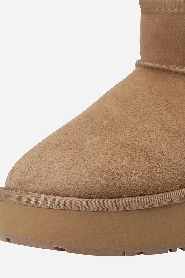 플러프 하이웜 부츠(탄)는 부드러운 스웨이드 소재로 제작되어 포근한 착용감을 선사합니다. 라운드 앞코 디자인과 플랫 굽으로 편안함을 강조했으며, 발등을 덮는 앵클 기장으로 다리를 따뜻하게 감싸줍니다. 퍼 안감과 보온 기능으로 겨울철 추위에도 끄떡없는 따뜻함을 느낄 수 있습니다. 일상룩, 산책룩 등 캐주얼, 미니멀, 클래식 스타일의 다양한 코디에 활용하기 좋은 아이템입니다. 탄(TAN) 컬러는 어떤 옷에도 잘 어울려 데일리 부츠로 손색없습니다.
