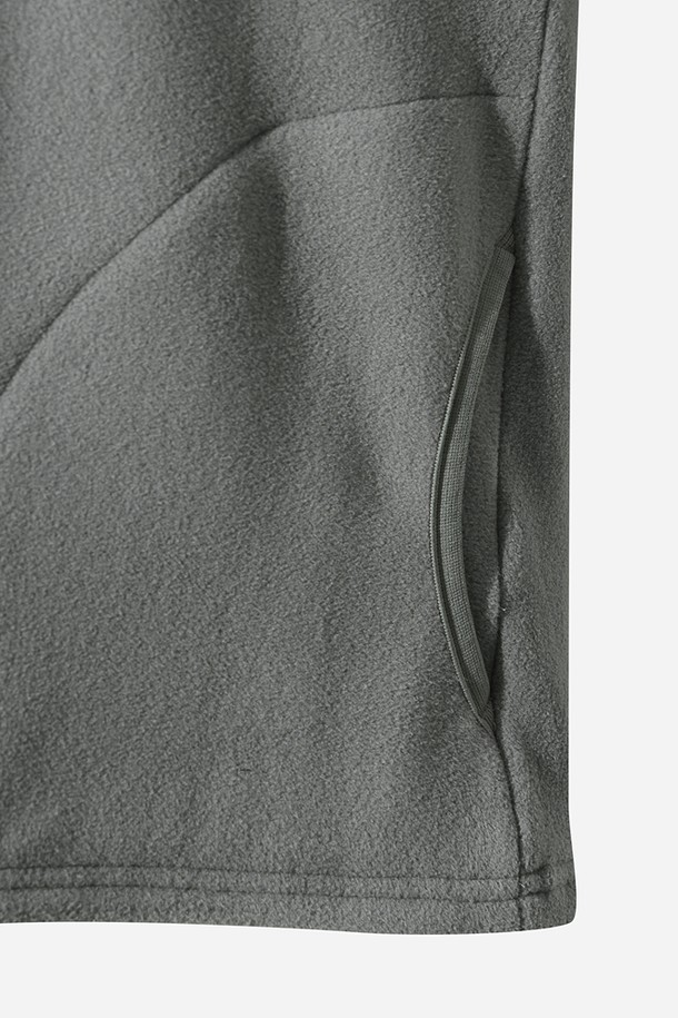 여성) 히트레스트 플리스 집업 후드 아노락(GREY)은 부드러운 플리스 소재와 보온성을 갖춘 여성용 아노락입니다. 가을, 겨울철 아웃도어 활동이나 일상에서 스포티하고 캐주얼한 스타일을 연출하기 좋습니다. 그레이 컬러의 카모 패턴에 후드 디자인, 드로우스트링, 로고 아플리케, 그리고 경량 설계로 활동성을 높였습니다. 넉넉한 오버핏 또는 슬림핏으로 착용 가능하며, 집업 여밈 방식으로 편안하게 입고 벗을 수 있습니다. 신축성 있는 소재로 편안함과 활동성을 동시에 제공하는 실용적인 아이템입니다.
