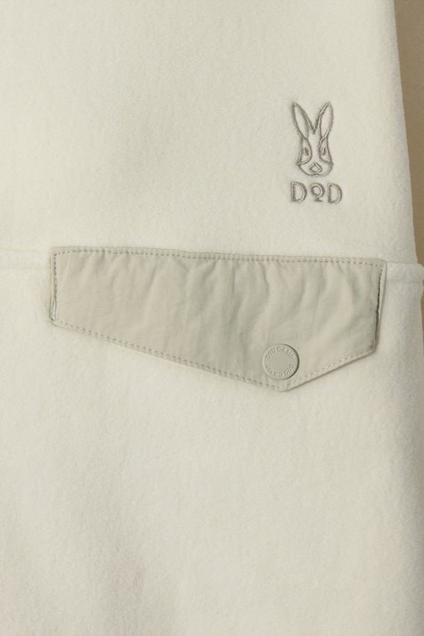 유니) 히트레스트 플리스 집업 아노락(IVORY)은 부드러운 촉감의 플리스 소재로 제작되어 가을과 겨울에 따뜻하게 착용할 수 있는 아노락입니다. 아이보리 컬러의 무지 디자인으로, 캐주얼하고 스포티한 스타일을 연출하며, 레귤러핏과 긴 소매 기장으로 편안함을 더했습니다. 하이넥 디자인과 집업 여밈 방식으로 보온성을 높였으며, 산책룩이나 캠핑룩과 같이 다양한 TPO에 활용하기 좋습니다. 레귤러 기장으로 어떤 하의와도 잘 어울리며 미니멀한 스타일을 즐기는 분들께 추천합니다.
