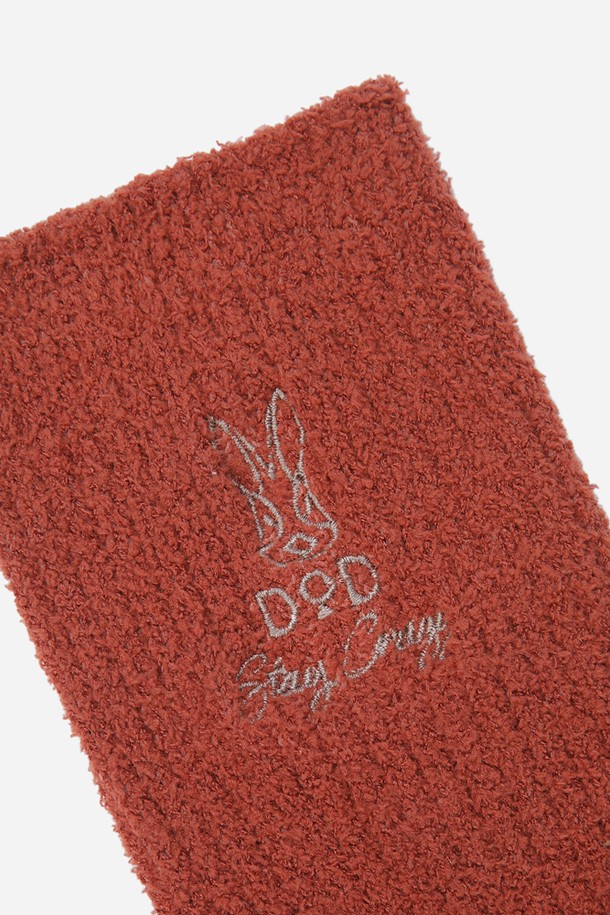 탁텔 캠핑 크루삭스(D.ORANGE)는 캠핑룩, 캐주얼, 고프코어 및 스포티 스타일을 위한 양말입니다. 기능성 택틸 나일론 원사를 사용하여 흡습, 속건, 보온, 경량 기능을 갖춰 사계절 내내 쾌적하게 착용할 수 있습니다. 얇은 두께에 부드러운 촉감으로, 캠핑 무드를 더하는 로고 패턴이 특징입니다. 오렌지 컬러의 크루삭스 스타일로 제작되어 활동적인 아웃도어 활동은 물론 일상에서도 편안하게 즐길 수 있습니다.
