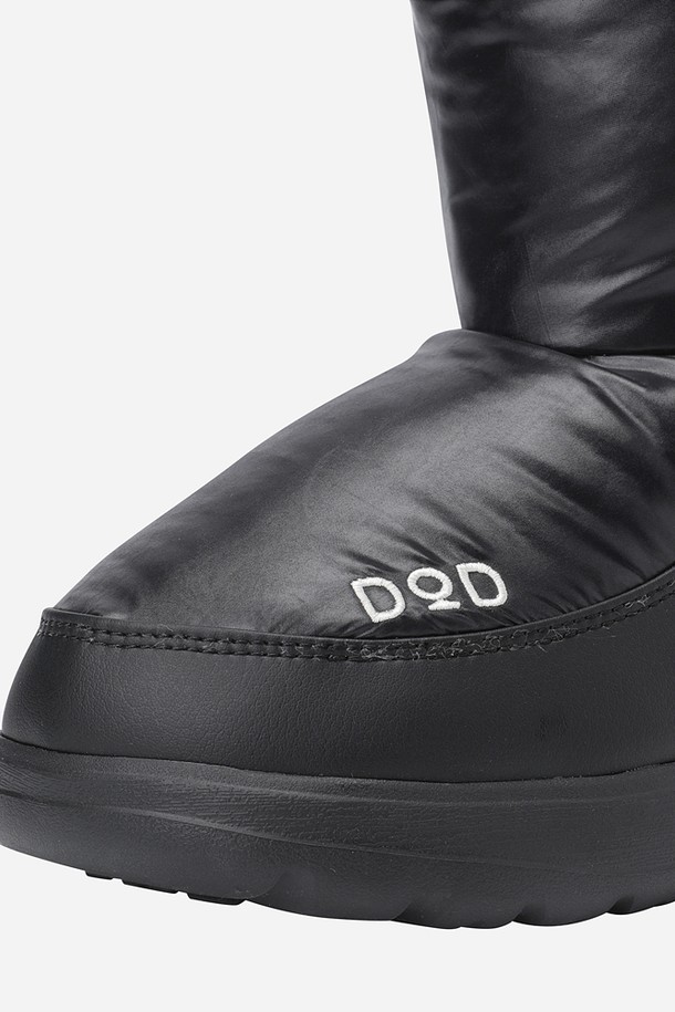 코어 하이웜 부츠(BLACK)는 여성용 부츠로, 무지 패턴의 블랙 컬러가 돋보이는 제품입니다. 데일리 착용에 적합하며, 미니멀, 클래식, 캐주얼 스타일을 모두 소화합니다. 합성가죽, 폴리에스테르, 고무를 주요 소재로 사용, 보온성을 강화하여 겨울철에도 따뜻하게 착용할 수 있습니다. 볼륨감 있는 디자인과 가벼운 나일론 소재, 그리고 에어로젤 안감으로 세련된 분위기를 연출합니다. 프리토 앞코 디자인으로 편안함까지 더했습니다.
