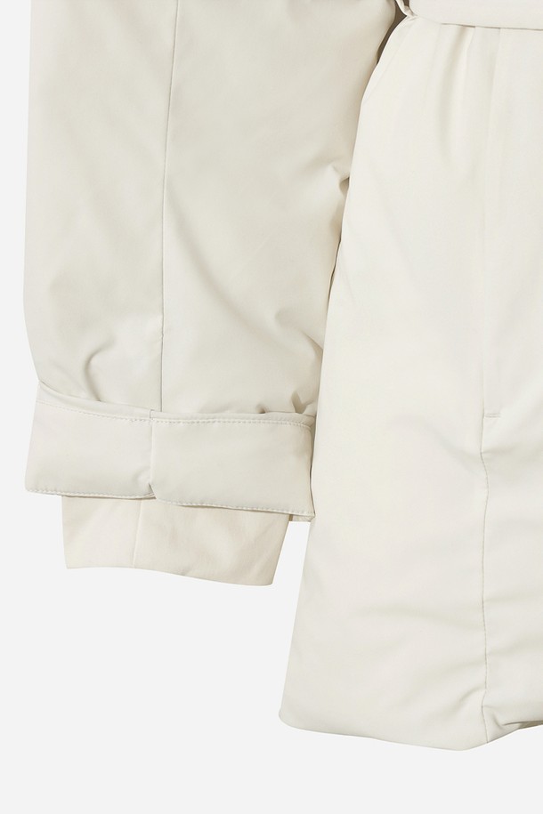 여성) 어베인 D7 밸트 미드 다운 재킷(IVORY)은 겨울철, 출근룩에 적합한 여성용 다운 자켓입니다. 미니멀하고 베이직한 스타일의 아이보리 컬러 무지 디자인으로, 벨트 디테일이 특징입니다. 부드러운 촉감의 나일론 소재로 제작되었으며, 두꺼운 두께감과 긴 소매 기장으로 보온성을 높였습니다. 넉넉한 핏과 패딩 안감으로 편안하게 착용할 수 있습니다.
