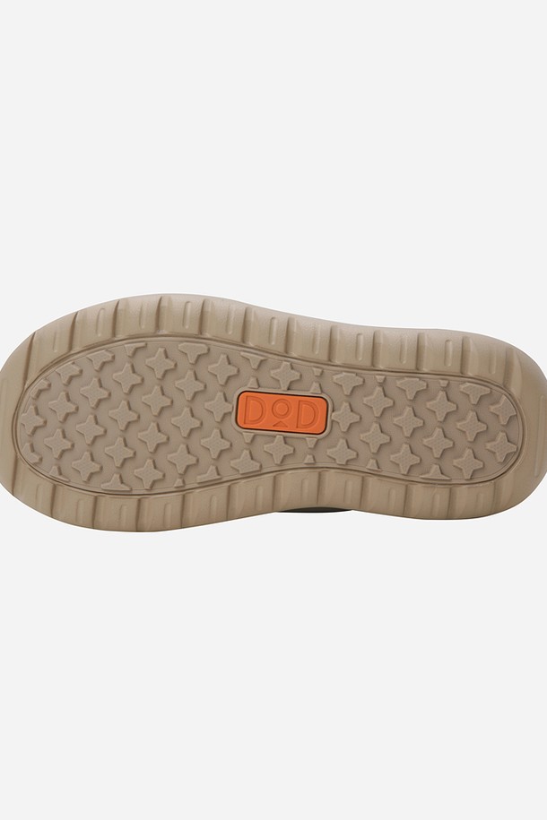 아이보리 컬러의 코어 하이웜 부츠입니다. 라운드 앞코와 플랫 굽 디자인으로 편안한 착용감을 선사하며, 캐주얼, 미니멀, 클래식 스타일을 즐겨 입는 여성분들에게 잘 어울립니다. 가을, 겨울 시즌에 적합하며, 보온성을 높여주는 기모 안감과 가벼운 폴리에스테르 소재로 제작되어 활동성과 따뜻함을 동시에 만족시킵니다. 슬립온 형태로 신고 벗기 편하며, 출근룩이나 모임룩 등 다양한 TPO에 매치하여 스타일리시하게 연출할 수 있습니다. 앵클 탑라인으로 다리가 더욱 길어 보이는 효과를 줍니다.
