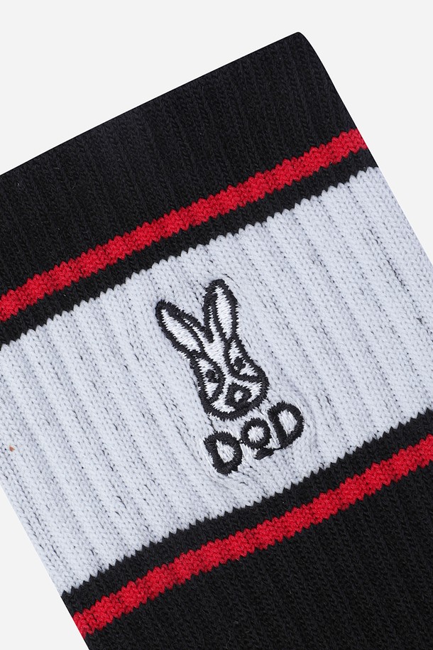 블랙 색상의 스트라이프 울 삭스입니다. 캐주얼 및 미니멀 스타일에 잘 어울리며, 가을과 겨울철에 착용하기 좋습니다. 아크릴, 폴리에스터, 모, 폴리우레탄 혼방 소재로 제작되어 부드럽고 따뜻하며, 신축성이 있어 편안한 착용감을 제공합니다. 일상생활에서 활용하기 좋은 베이직한 디자인의 양말입니다. 스트라이프 패턴으로 포인트를 더했습니다.
